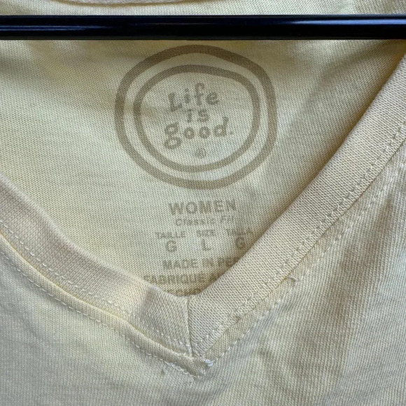 Life Is Good Women’s V-Neck Yellow T-Shirt Size Large Chairs w/drinks - Picture 4 of 5
